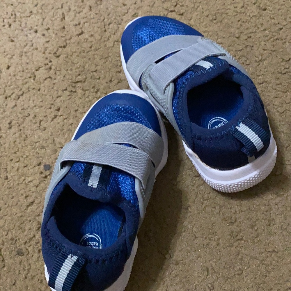 Barely worn tennis shoes